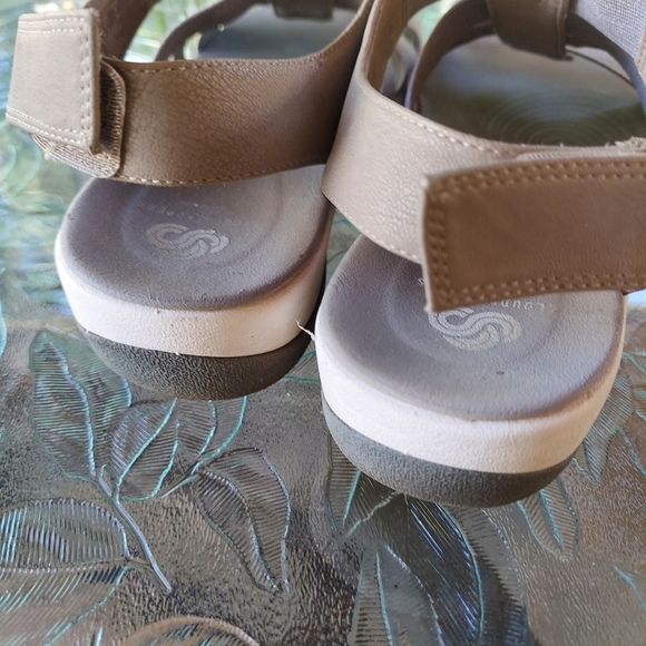 Clarks Gray/white woman's sandals. Size 8M. Comfortable Summer Vacation Gift Sof - Picture 4 of 6